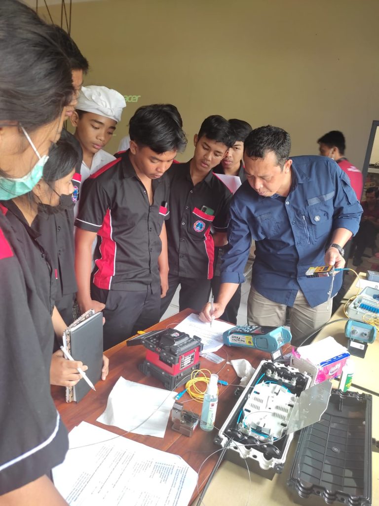 MENINGKATKAN KOMPETENSI “FIBER OPTIC” DI JURUSAN TKJ
